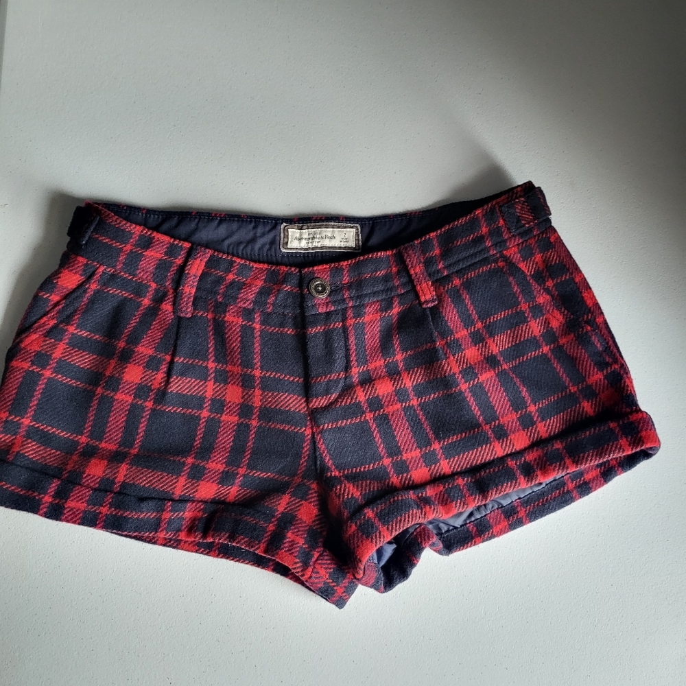 Short, Abercrombie & Fitch size 2, red and black